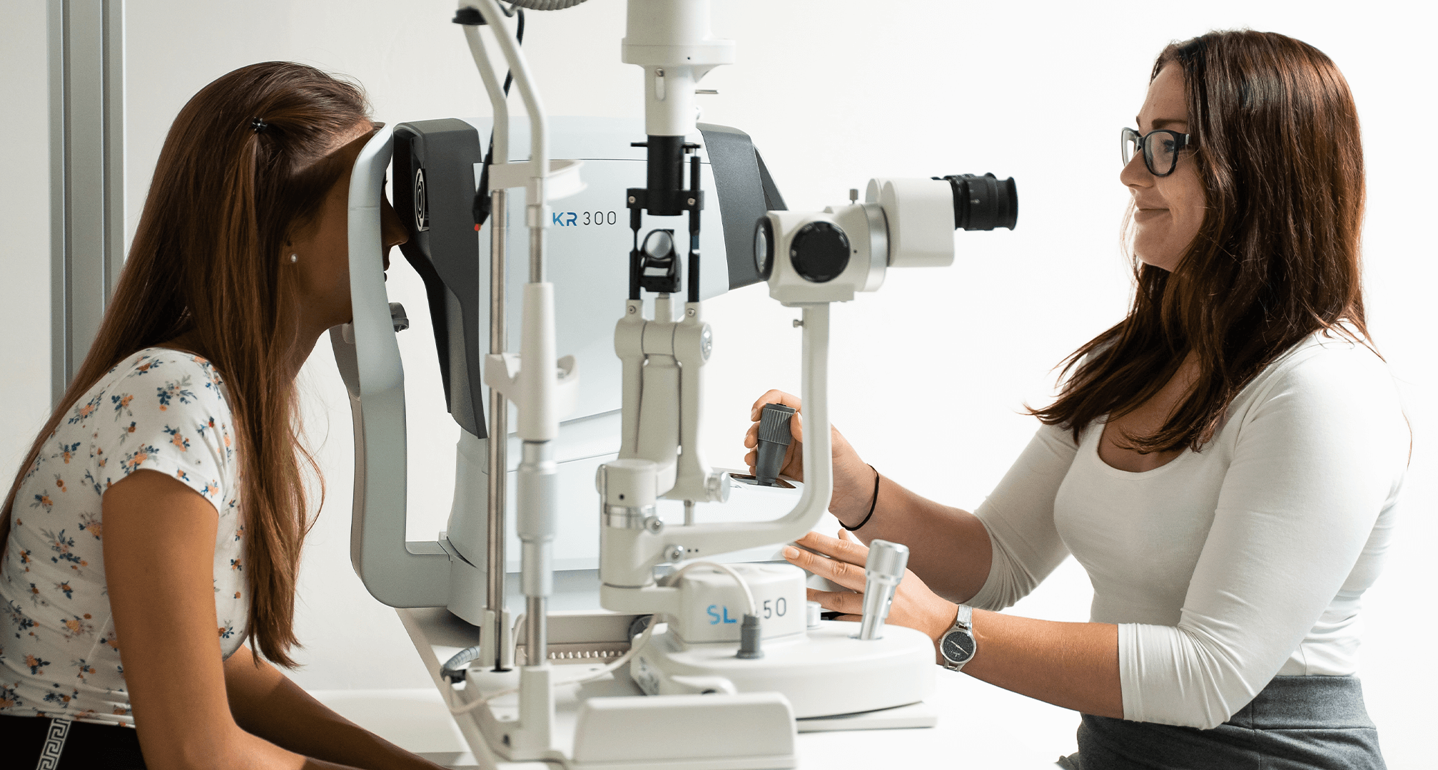 optométriste effectuant un examen de la vue sur un patient
