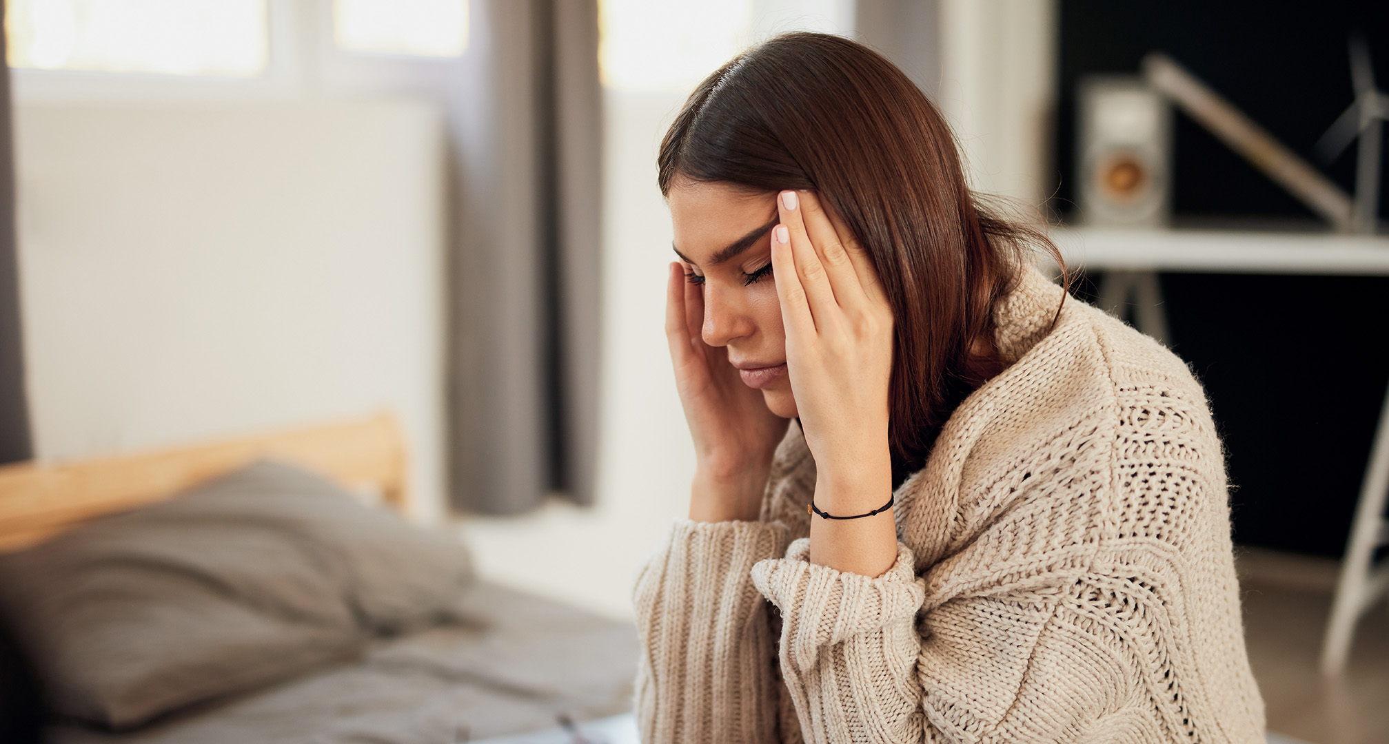 cpersonne aux yeux fermés se tenant la tête